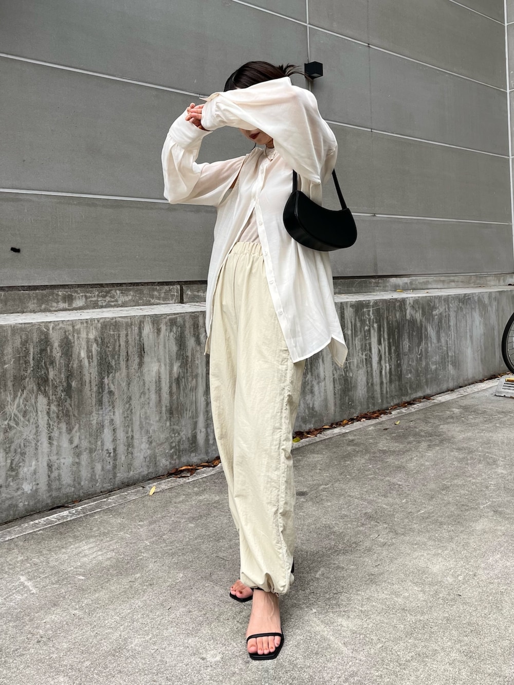 「シアートップス、淡色コーデ、韓国ファッション、ナイロンパンツ、オトナカジュアル、ゆるコーデ、シャツスタイル、カジュアルコーデ、ワントーンコーデ、ドロストパンツ、パラシュートパンツ、シアーシャツ、骨格ウェーブ、スリット」｜「CAPRICIEUX LE'MAGEのラインパラシュートパンツ（その他パンツ、ベージュ系）」を使った、shioさん（レディース・156cm）の夏コーディネートの2枚目の写真