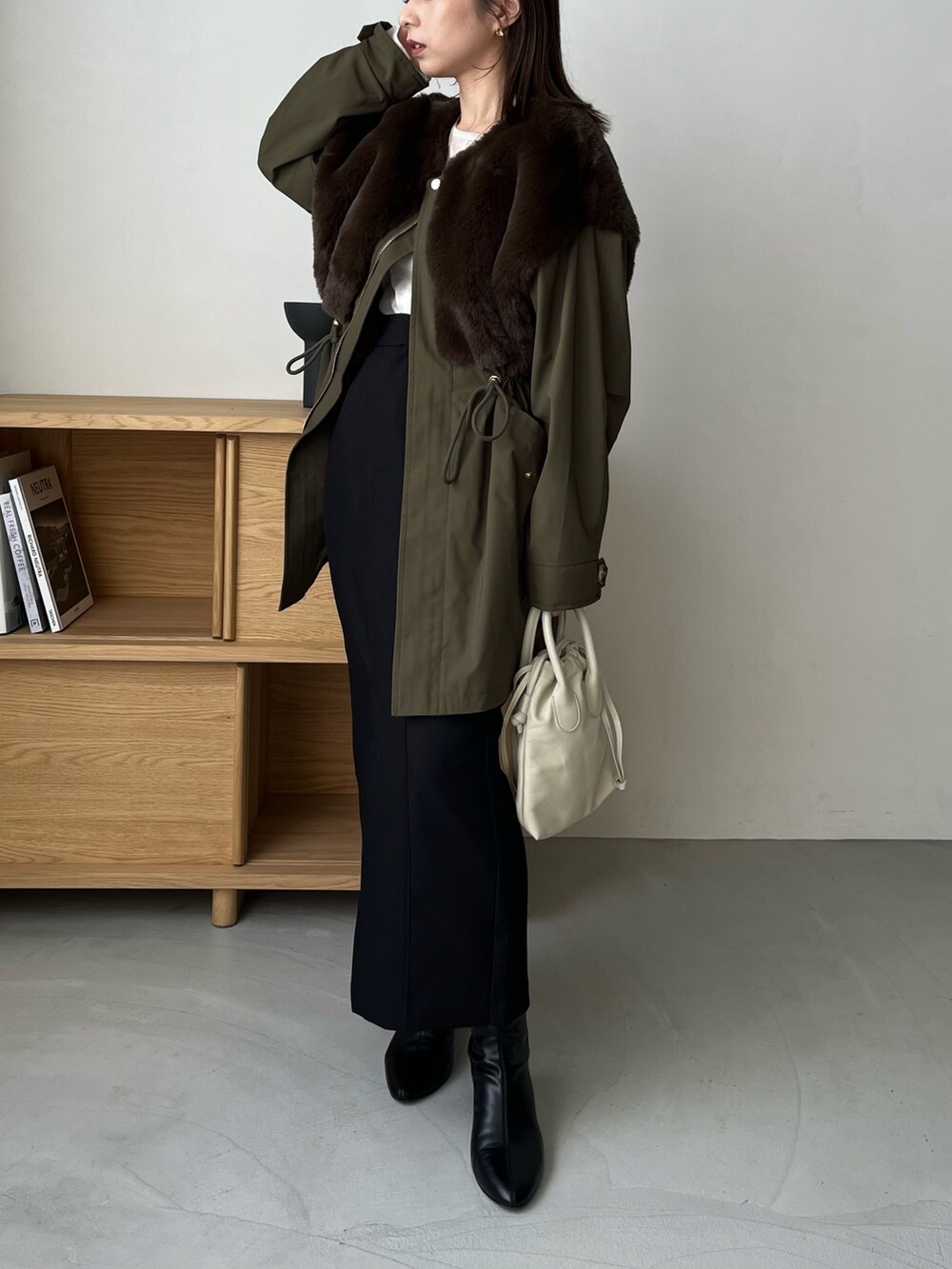 「秋服まるっと大公開、秋コーデ、ブーツ、お出かけコーデ、秋のコーデ、秋服コーデ、秋カラー、アウター、秋アウター、モッズコート、スカート、骨格ウェーブ」｜「CAPRICIEUX LE'MAGEの前スリットスラックススカート（スカート、ブラック系）」を使った、shioさん（レディース・156cm）の秋コーディネートの2枚目の写真