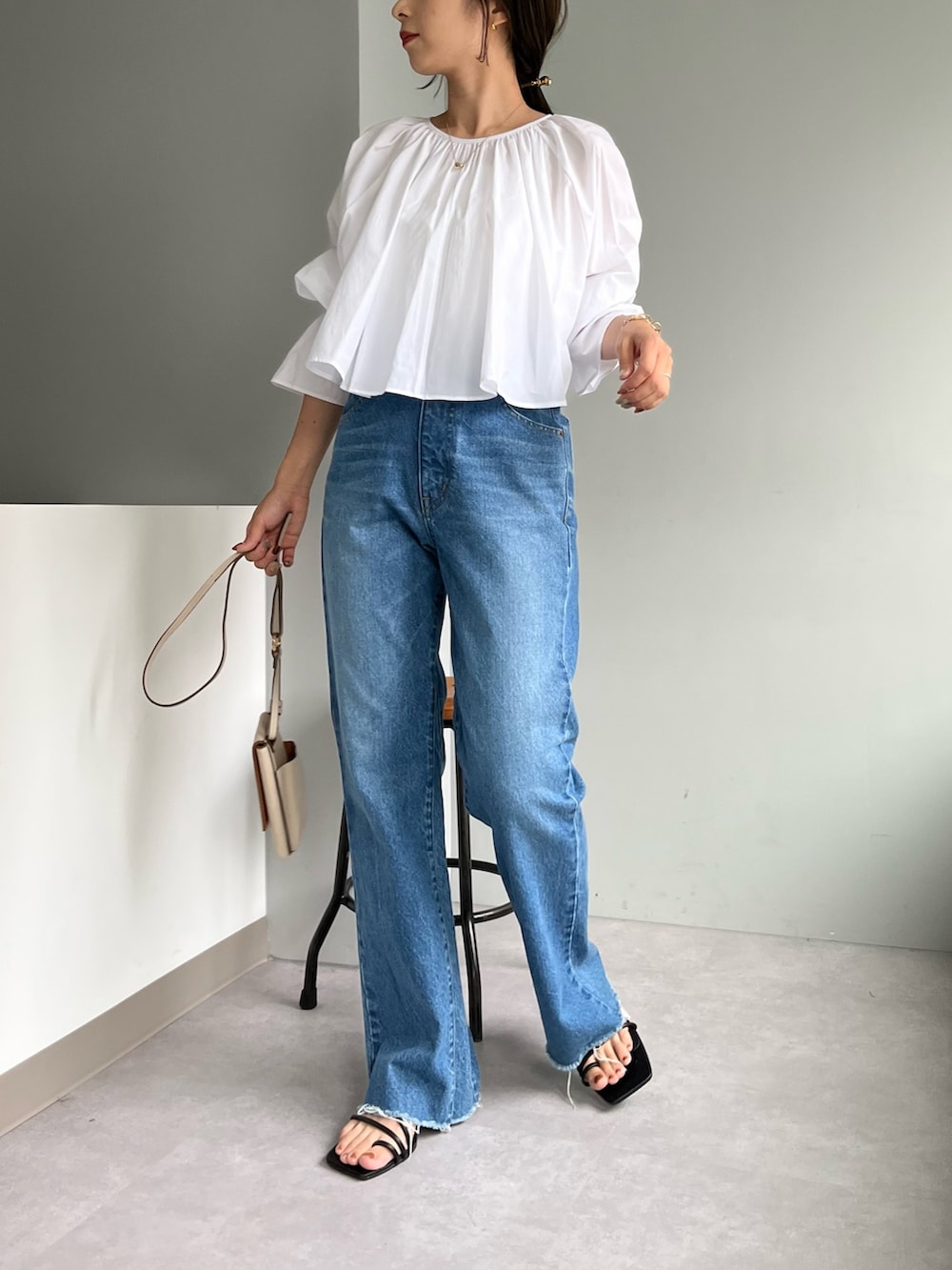 ホワイト系のシャツ/ブラウス、ホワイト系のキャミソール、ブラック系のその他シューズを着用したレディースの夏コーディネートの3枚目の写真