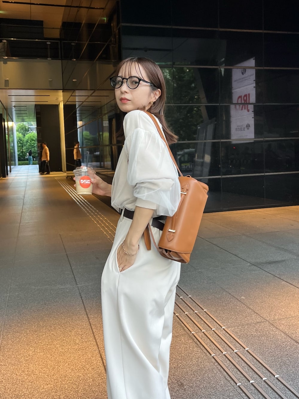 ベージュ系のニット/セーター、ホワイト系のその他パンツ、ブラック系のブーツを着用したレディースの秋コーディネートの3枚目の写真