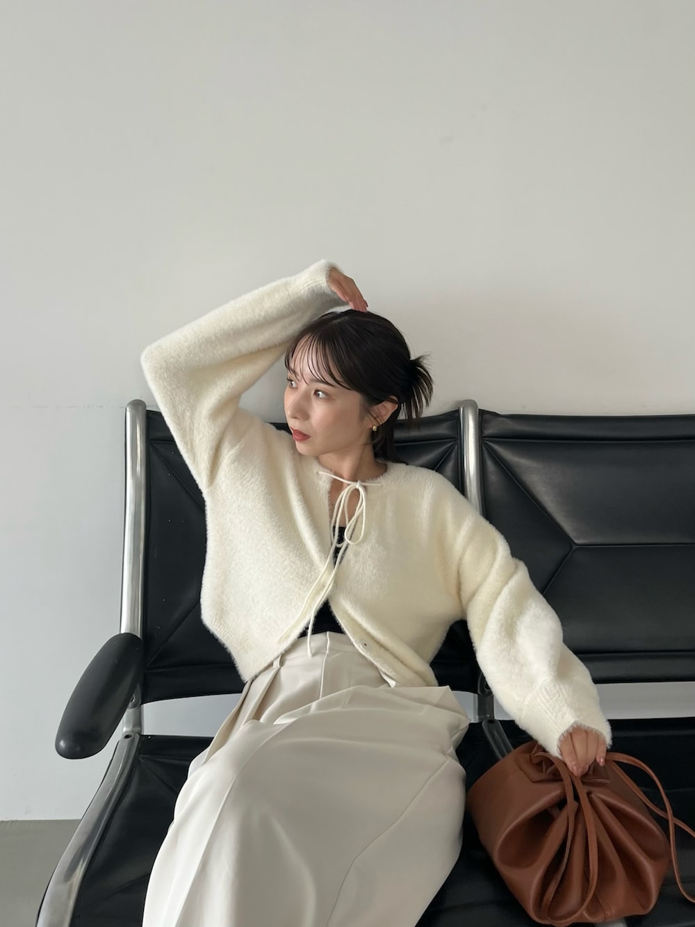 ホワイト系のカーディガン/ボレロ、ホワイト系のその他パンツ、ブラック系のバレエシューズを着用したレディースの秋コーディネートの5枚目の写真