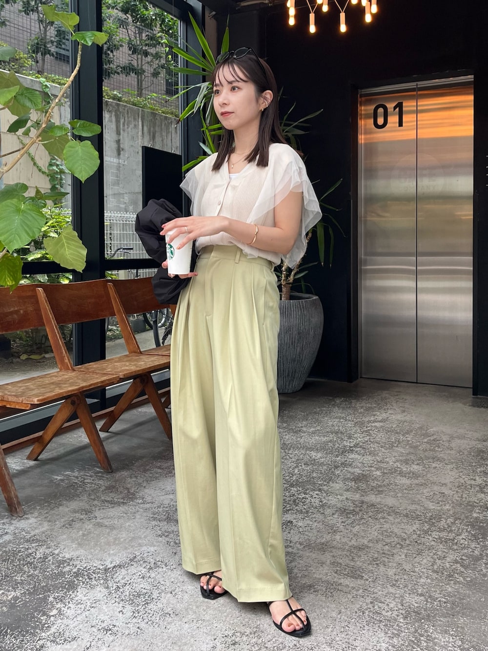 グリーン系のその他パンツ、ベージュ系のニット/セーター、ブラック系のショルダーバッグを着用したレディースの夏コーディネートの4枚目の写真