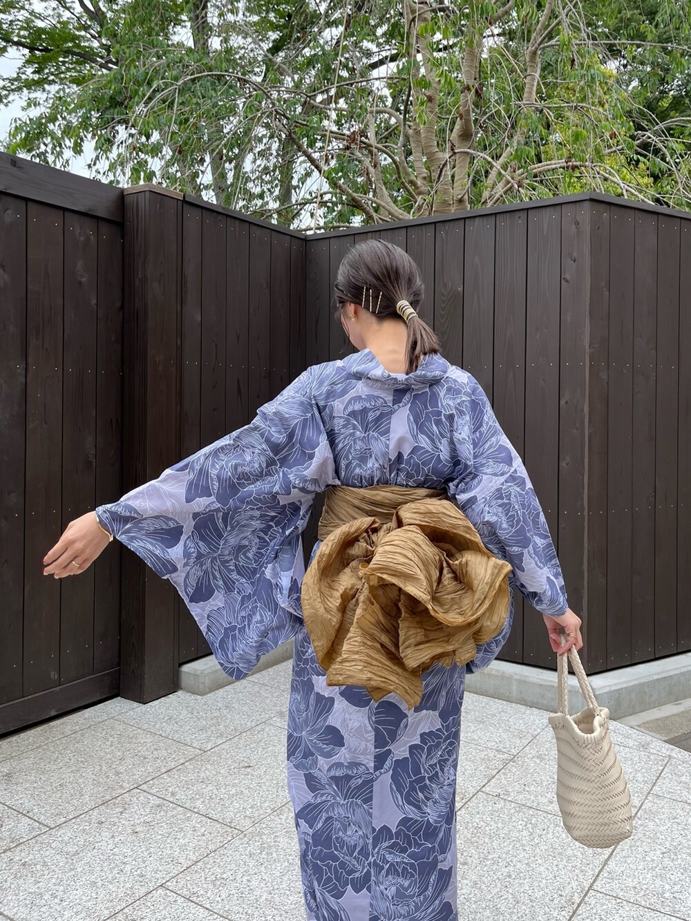 ブルー系の浴衣、ホワイト系のその他を着用したレディースの夏コーディネートの3枚目の写真