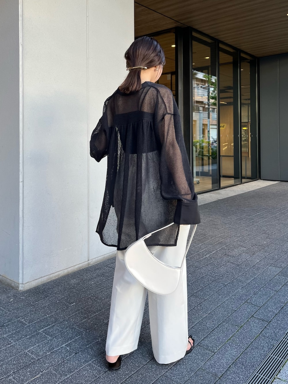 ホワイト系のその他パンツ、ブラック系のシャツ/ブラウス、ブラック系のその他シューズを着用したレディースの夏コーディネートの3枚目の写真