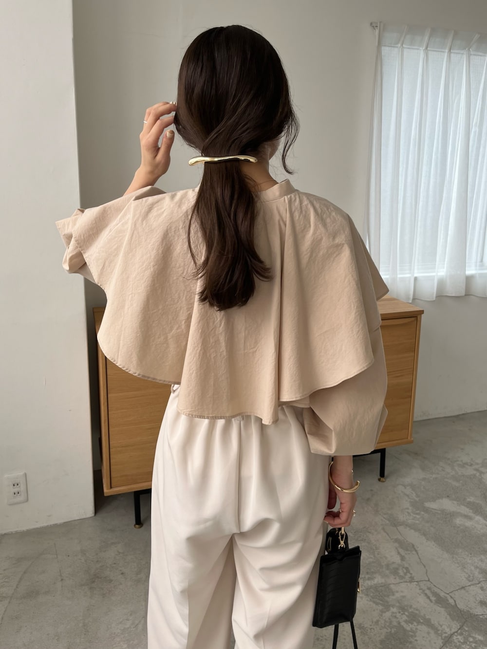 ホワイト系のその他パンツ、ベージュ系のシャツ/ブラウス、ブラック系のサンダルを着用したレディースの春コーディネートの7枚目の写真