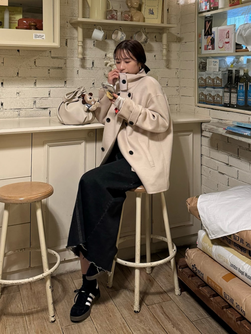「冬コーデ、きれいめカジュアル、スニーカー、お出かけコーデ、冬アウター、デニム、スカートスタイル、旅行コーデ、ミドルコート、スタンドカラー、デニムスカート、骨格ウェーブ」｜「CAPRICIEUX LE'MAGEの【セットアップ対応】デニムマキシスカート（デニムスカート、ブラック系）」を使った、shioさん（レディース・156cm）の秋コーディネートの3枚目の写真