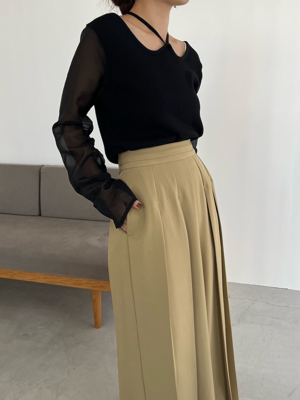 ベージュ系のその他パンツ、ブラック系のニット/セーター、ブラック系のショルダーバッグを着用したレディースの冬コーディネートの3枚目の写真