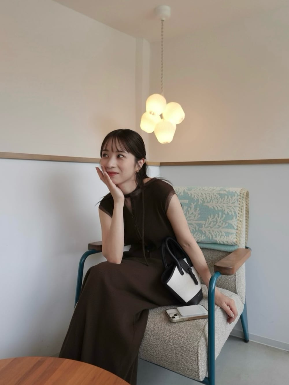 ブラウン系のワンピース、ブラック系のサンダルを着用したレディースの夏コーディネートの3枚目の写真