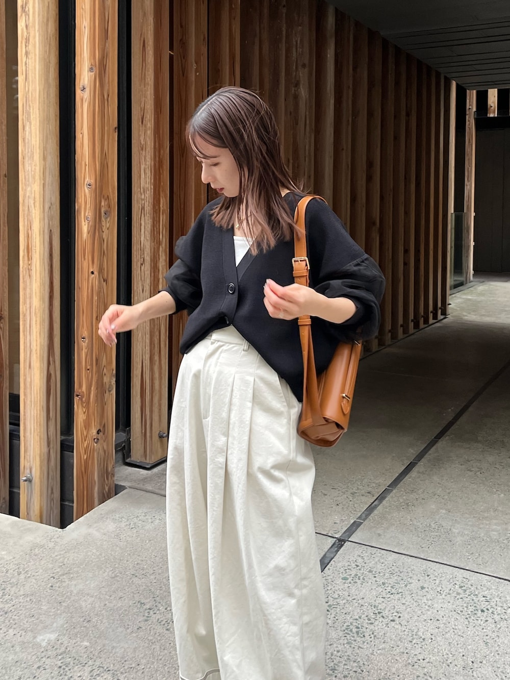 ホワイト系のその他パンツ、ブラック系のカーディガン/ボレロ、ベージュ系のショルダーバッグを着用したレディースの春コーディネートの5枚目の写真