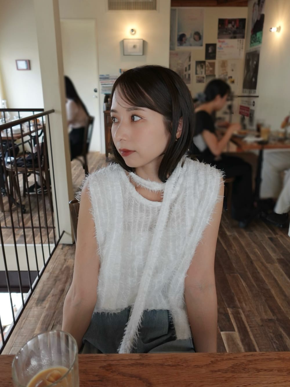 「お出かけコーデ、デニムコーデ、夏コーデ、デニム、ホワイト、チョーカー、骨格ウェーブ、ブルーデニム、フリンジ」｜「CAPRICIEUX LE'MAGEのTストラップフラットサンダル（サンダル、ブラック系）」を使った、shioさん（骨格ウェーブ・レディース・156cm）の夏コーディネートの2枚目の写真