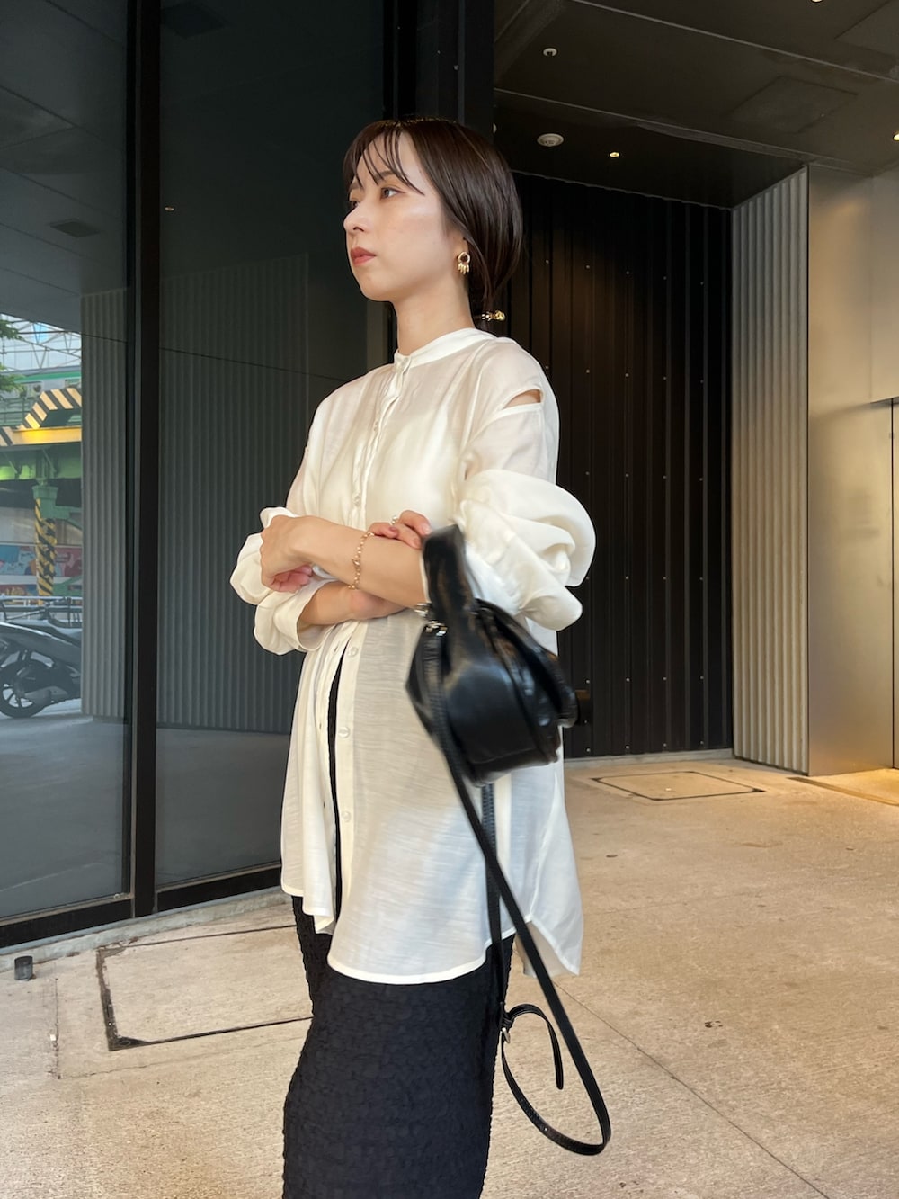 ブラック系のサンダル、ホワイト系のシャツ/ブラウス、ブラック系のスカートを着用したレディースの夏コーディネートの5枚目の写真