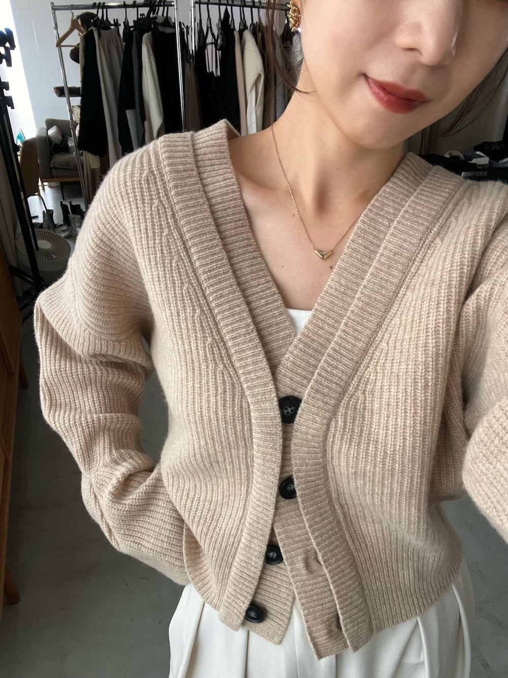 「秋っぽコーデ更新中、秋服、秋コーデ、淡色コーデ、カーディガン、キレイめ、ワイドパンツ、タックパンツ、ベージュ、キャンディスリーブ、骨格ウェーブ」｜「CAPRICIEUX LE'MAGEの2タックワイドパンツ（その他パンツ、ホワイト系）」を使った、shioさん（レディース・156cm）の秋コーディネートの4枚目の写真