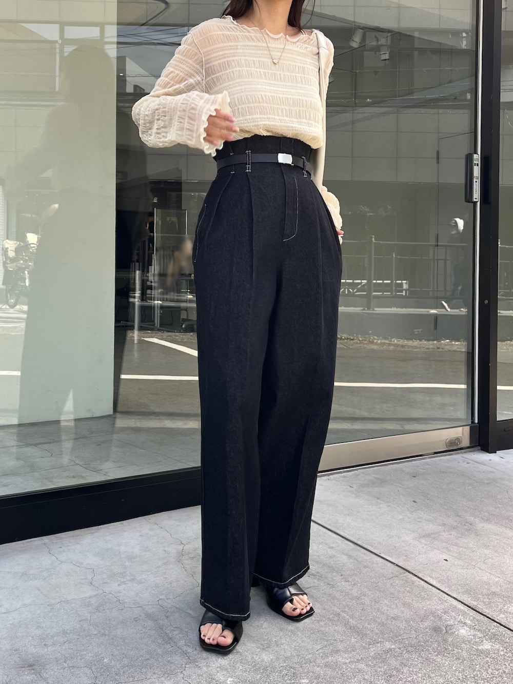 ブラック系のその他パンツ、ベージュ系のTシャツ/カットソー、ブラック系のサンダルを着用したレディースの冬コーディネートの5枚目の写真