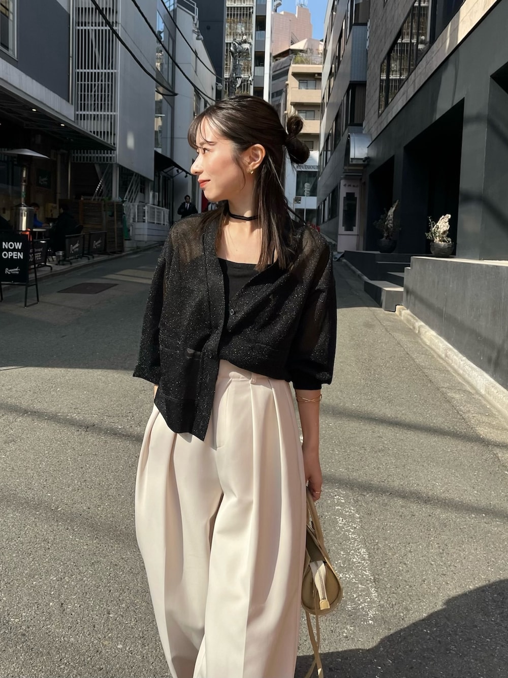 「ブーツ、お出かけコーデ、シアートップス、大人カジュアル、カーディガン、パンツスタイル、モノトーンコーデ、骨格ウェーブ、チョーカー、ラメ、ワイドパンツ、カーディガンコーデ」｜「CAPRICIEUX LE'MAGEの2タックワイドパンツ（その他パンツ、ホワイト系）」を使った、shioさん（レディース・156cm）の春コーディネートの2枚目の写真