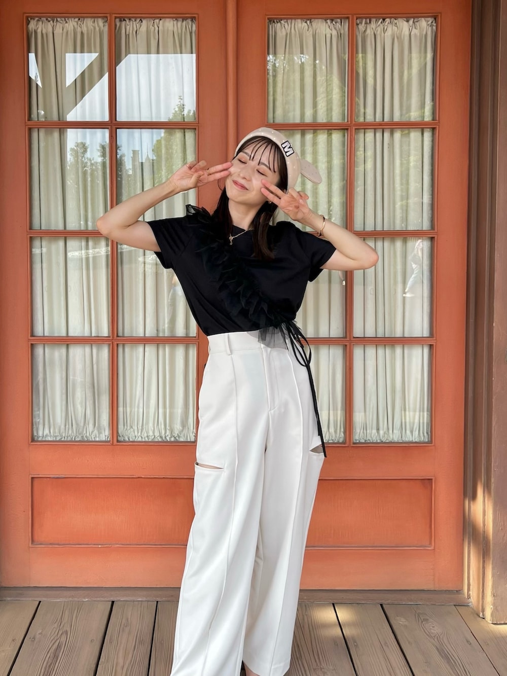 ホワイト系のその他パンツ、ブラック系のTシャツ/カットソー、ブラウン系のショルダーバッグを着用したレディースの夏コーディネートの2枚目の写真