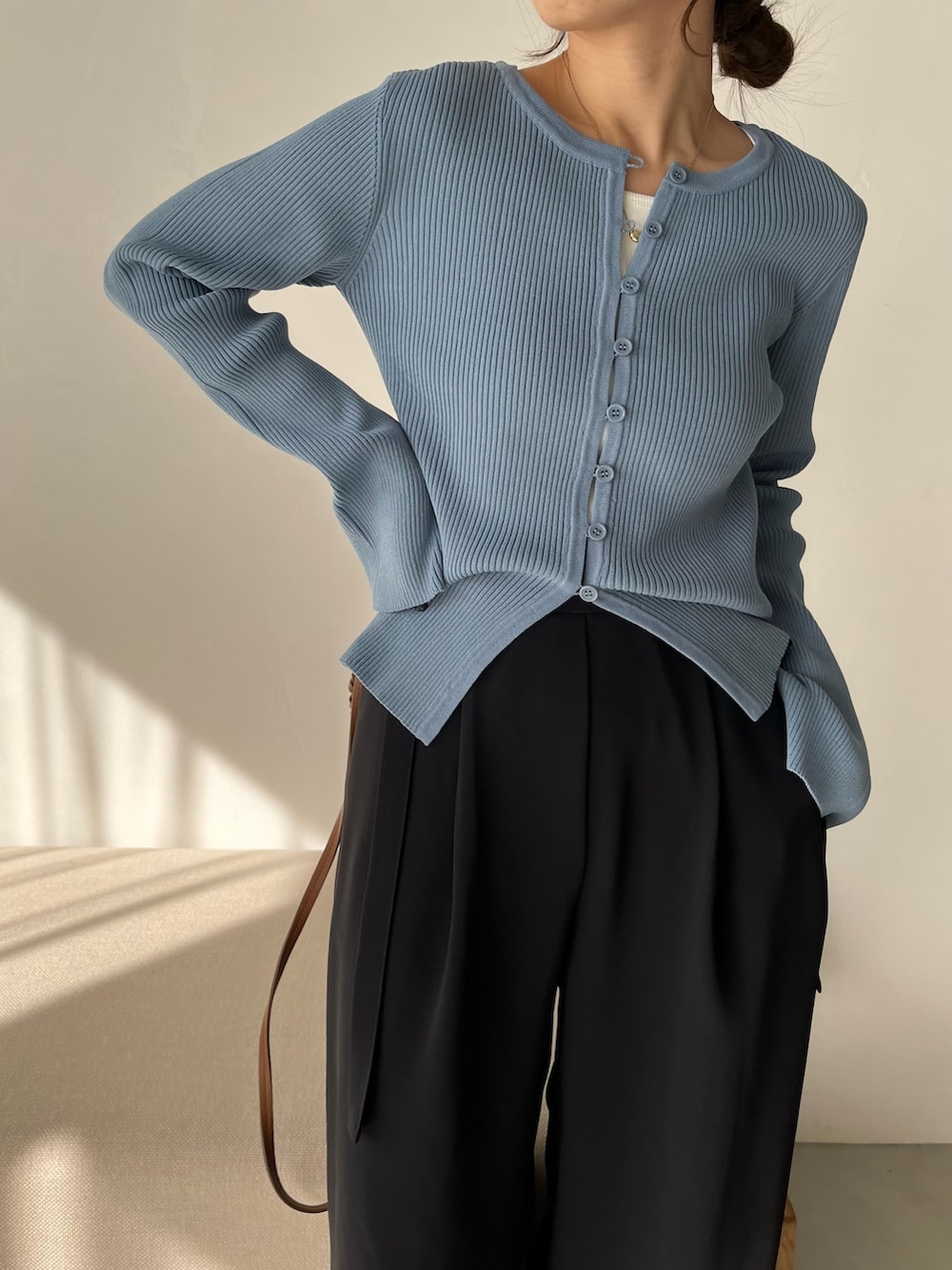 ブラック系のその他パンツ、ブルー系のカーディガン/ボレロ、ブラウン系のトートバッグを着用したレディースの冬コーディネートの4枚目の写真