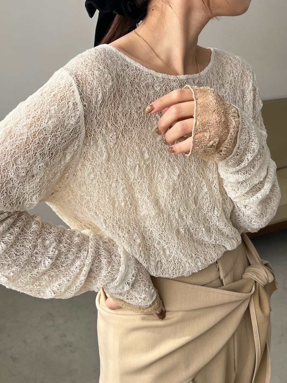 ホワイト系のTシャツ/カットソー、ブラック系のショルダーバッグ、ブラック系のパンプスを着用したレディースの冬コーディネートの4枚目の写真