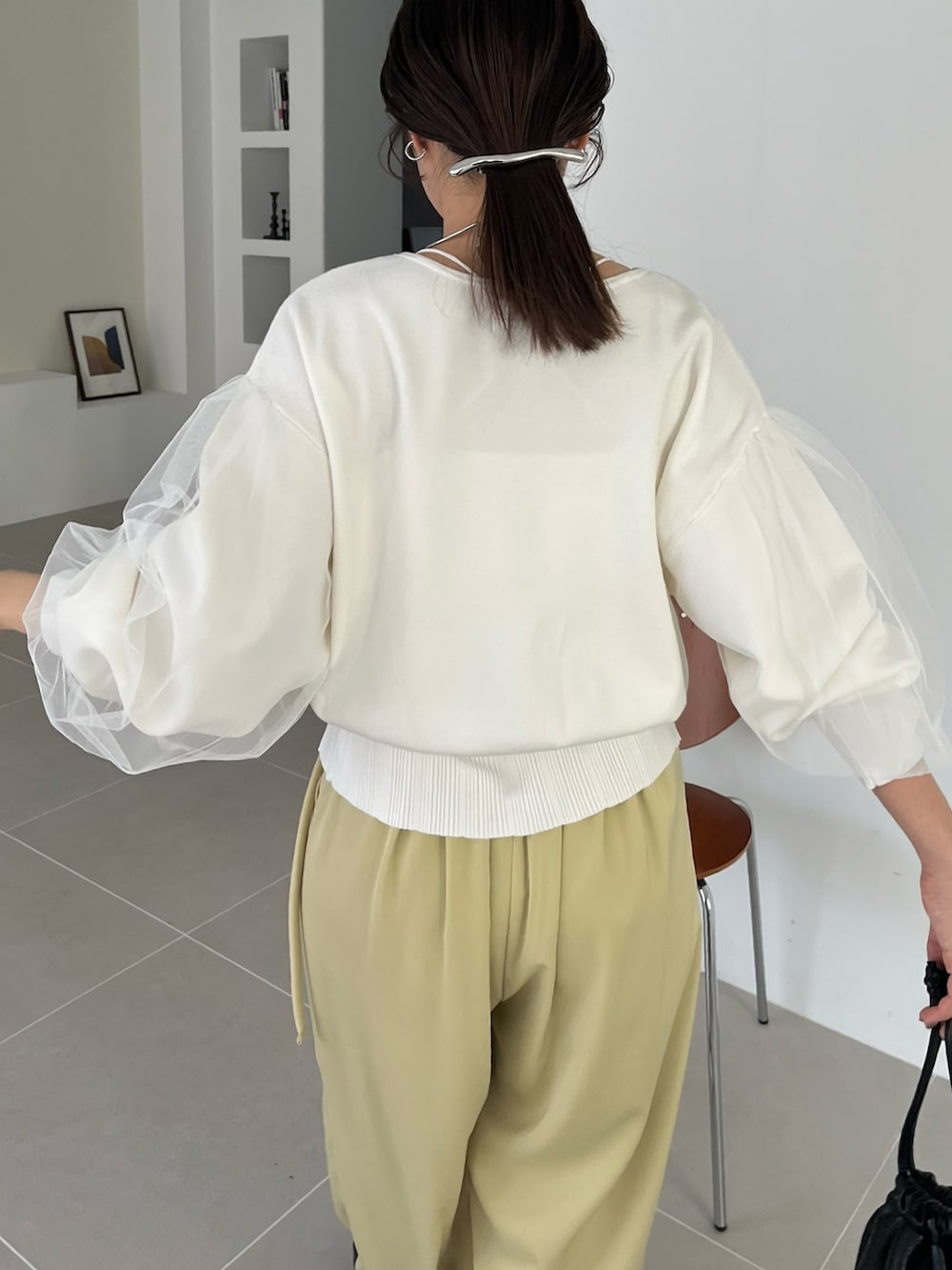 ホワイト系のカーディガン/ボレロ、グリーン系のその他パンツ、ブラック系のブーツを着用したレディースの冬コーディネートの5枚目の写真