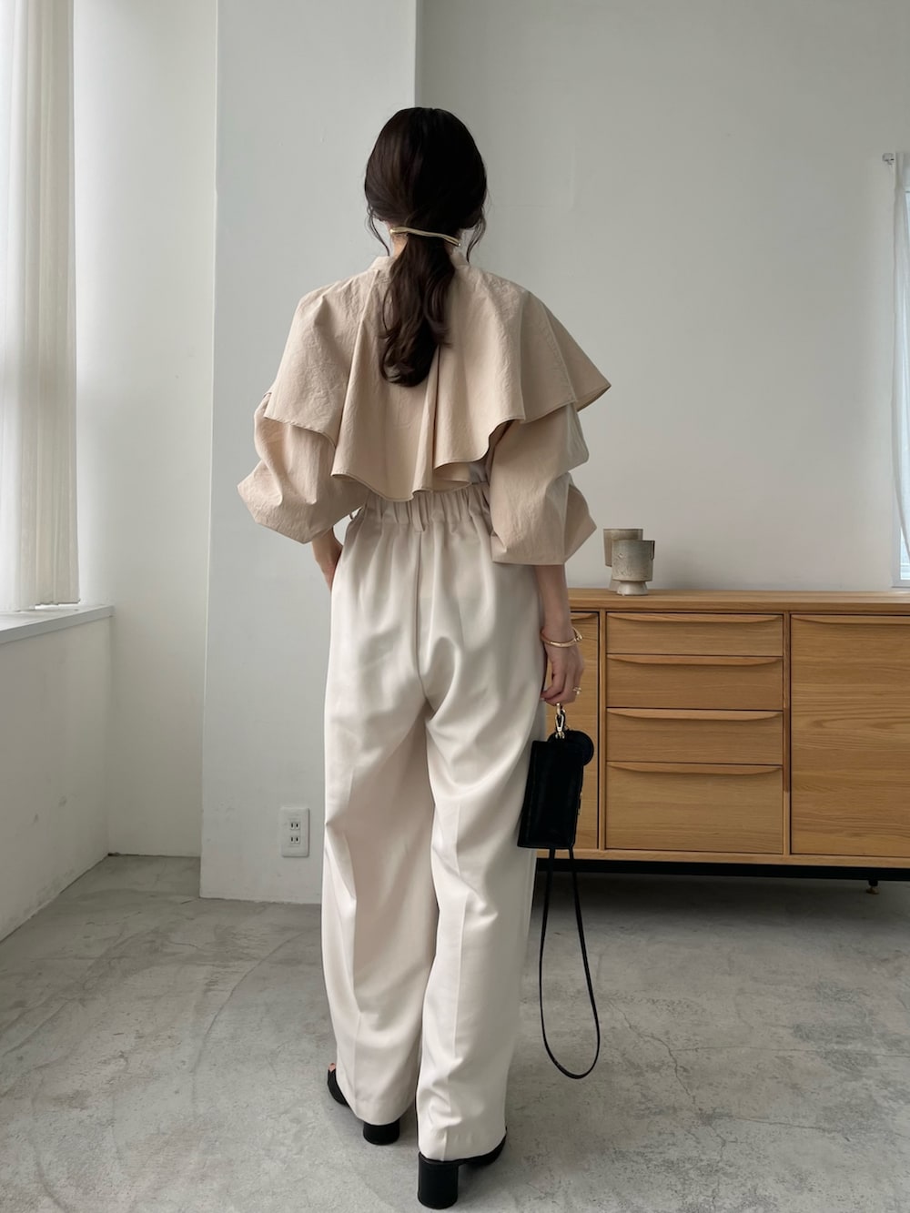 ホワイト系のその他パンツ、ベージュ系のシャツ/ブラウス、ブラック系のサンダルを着用したレディースの春コーディネートの3枚目の写真