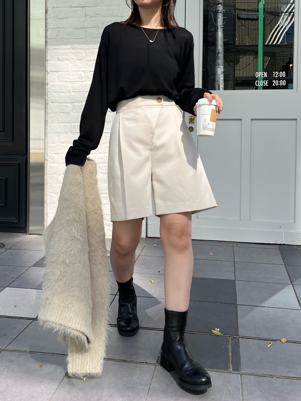 ホワイト系のその他パンツ、ブラック系のニット/セーター、ブラック系のブーツを着用したレディースの秋コーディネートの3枚目の写真