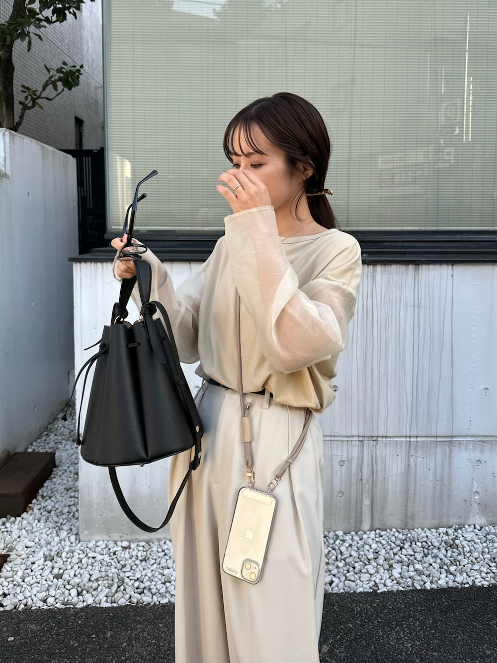 ホワイト系のその他パンツ、ベージュ系のTシャツ/カットソー、ブラック系のバッグを着用したレディースの冬コーディネートの5枚目の写真