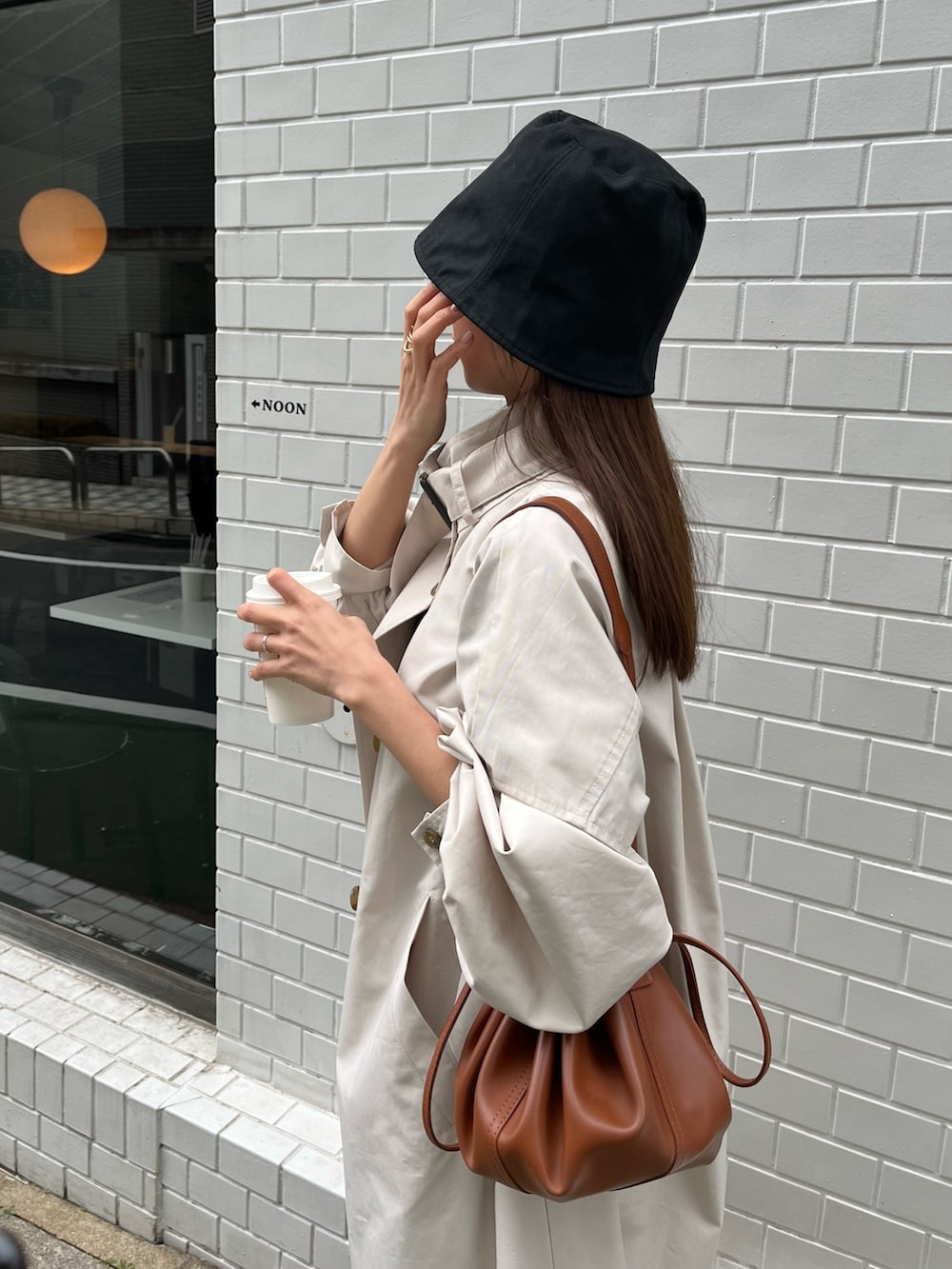 「バケットハット、ロングコート、ブーツ、韓国ファッション、休日スタイル、今日のコーデ、モノトーン、骨格ウェーブ、スカートスタイル、ほめられ本命コーデ、コート、春コーデ、春アウター、スタンドカラー、アウター」｜「CAPRICIEUX LE'MAGEの【リバイバルアイテム】パフスタンドカラーコート（トレンチコート、ホワイト系）」を使った、shioさん（レディース・156cm）の冬コーディネートの4枚目の写真