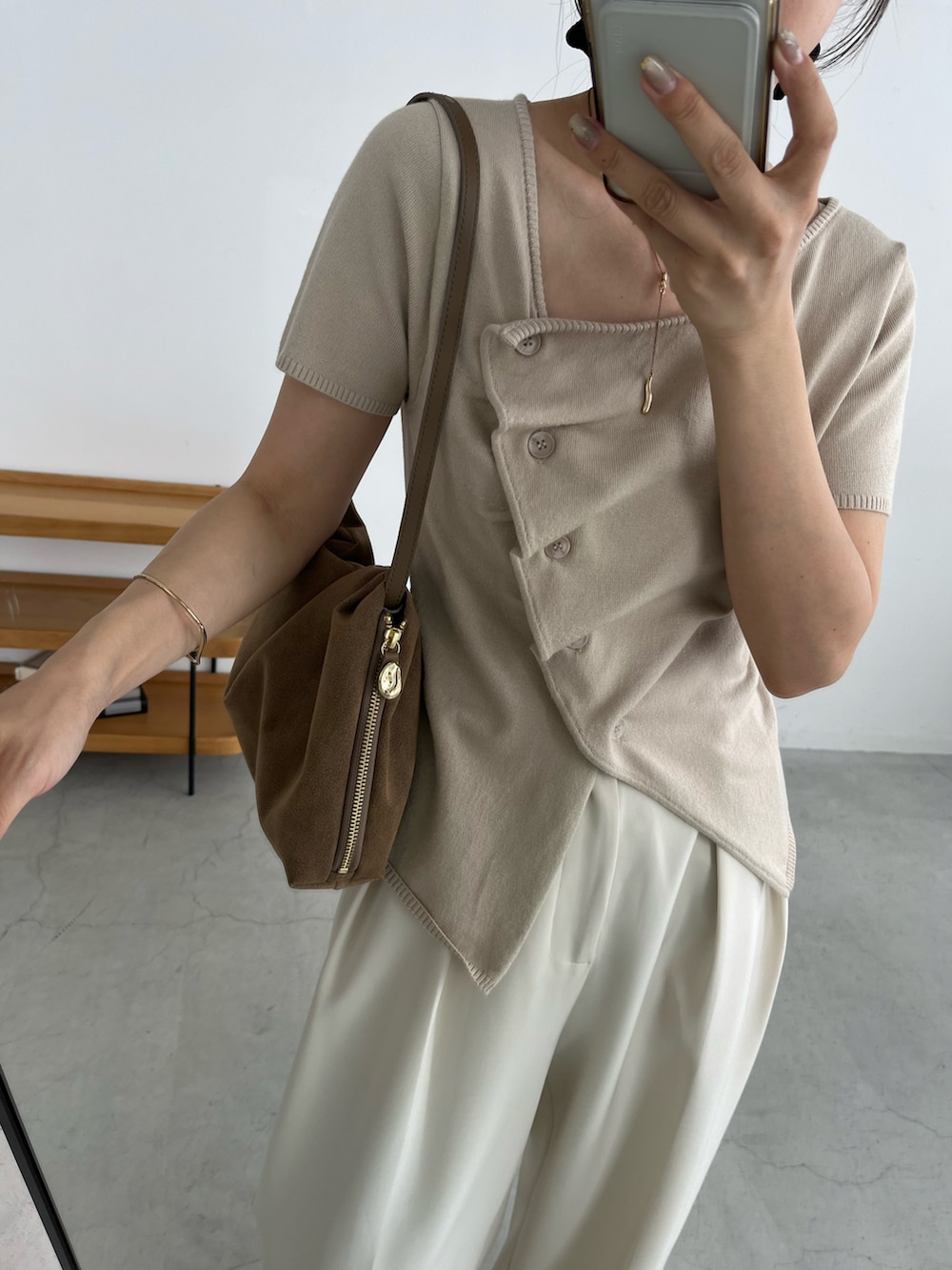 ベージュ系のカーディガン/ボレロ、ホワイト系のその他パンツ、ブラック系のパンプスを着用したレディースの夏コーディネートの2枚目の写真