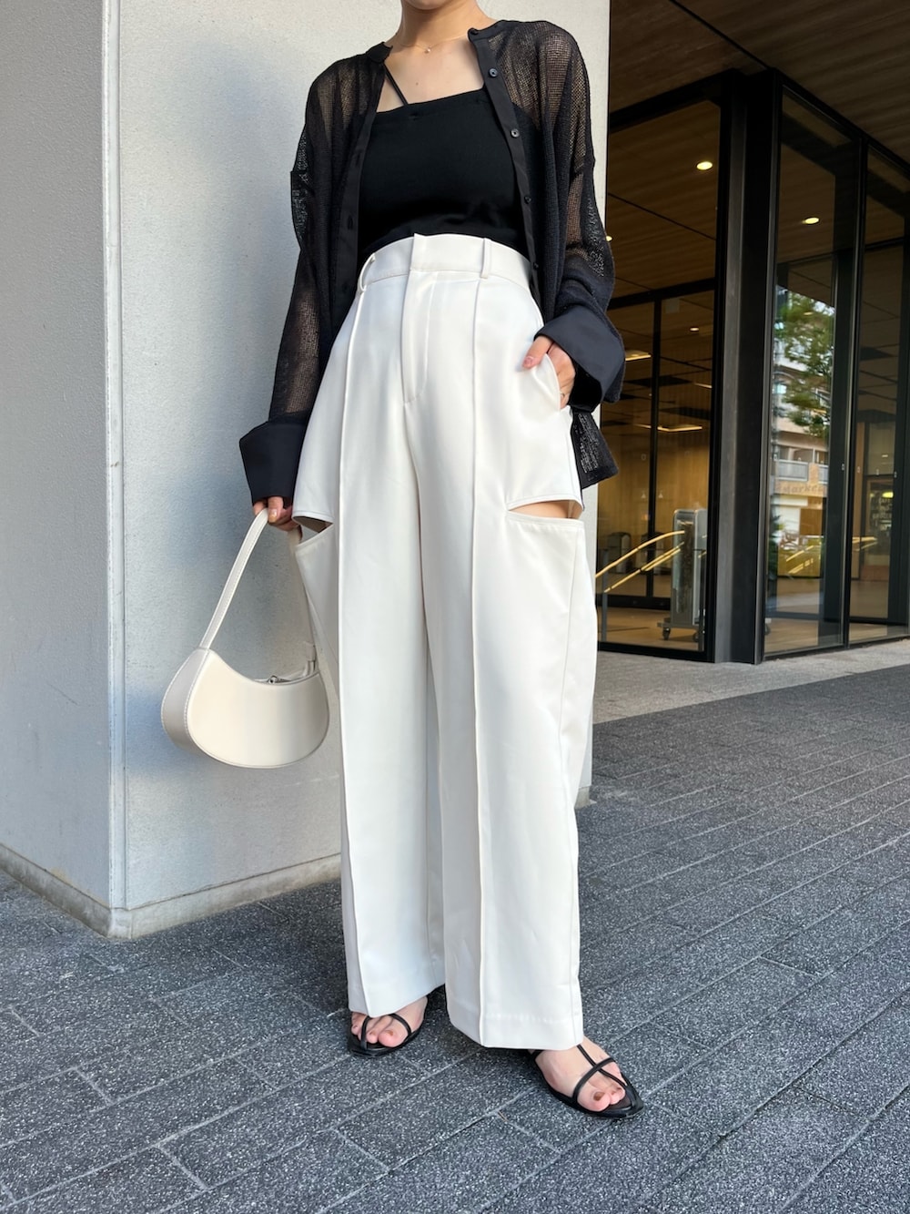 ホワイト系のその他パンツ、ブラック系のシャツ/ブラウス、ブラック系のその他シューズを着用したレディースの夏コーディネートの5枚目の写真