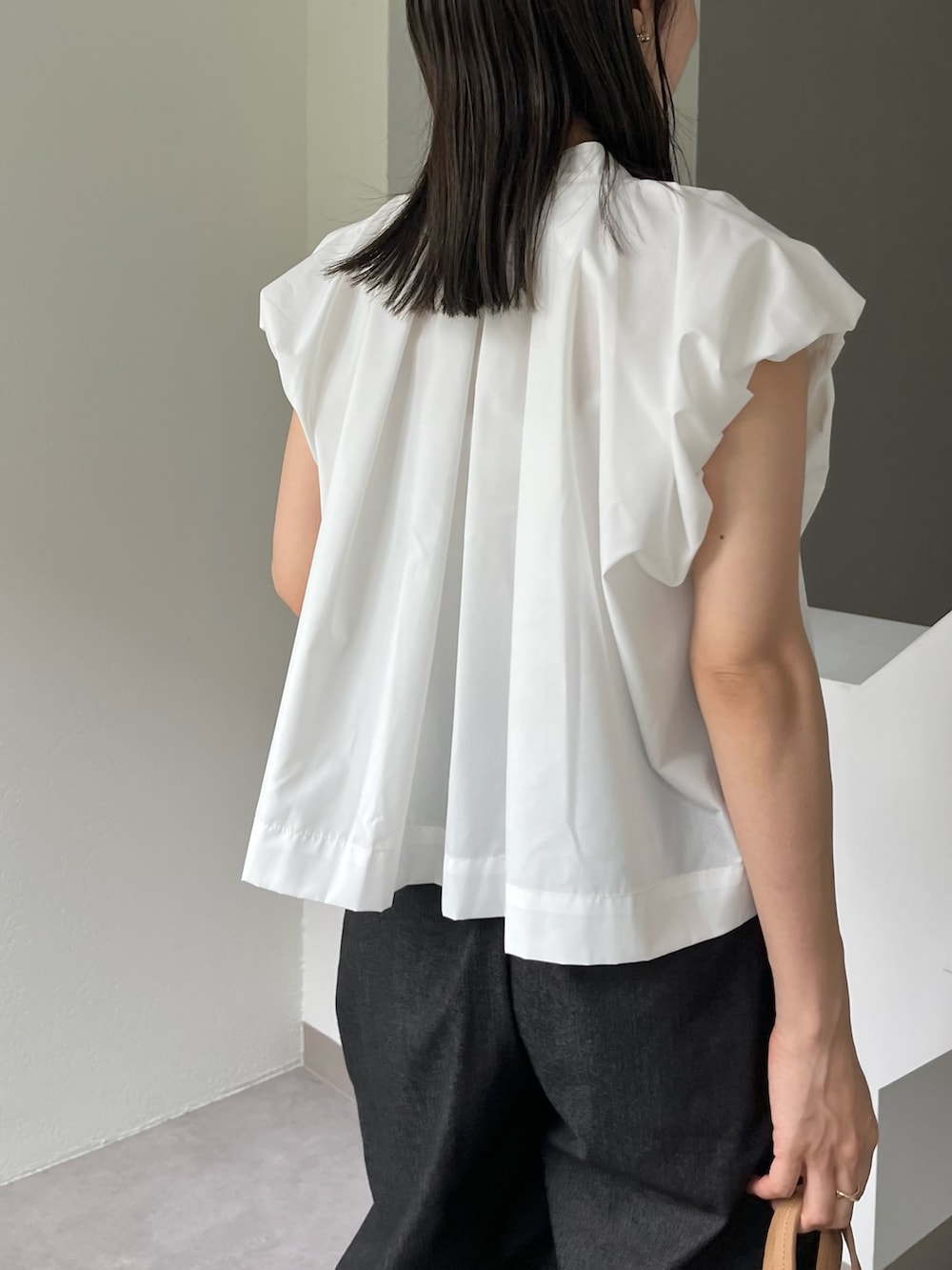 ホワイト系のシャツ/ブラウス、ブラック系のその他パンツ、ブラック系のその他シューズを着用したレディースの夏コーディネートの6枚目の写真