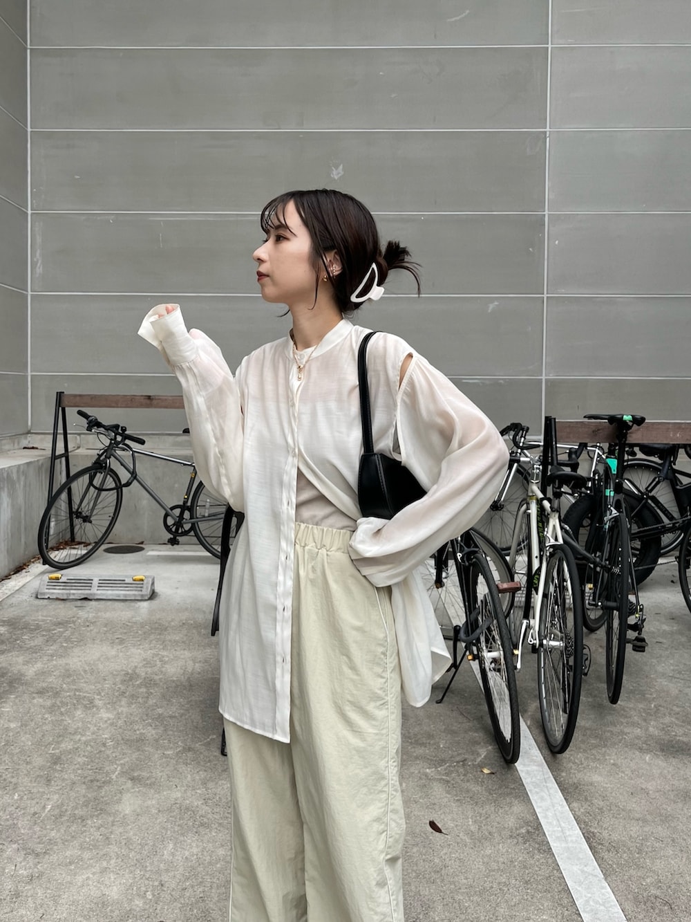 「シアートップス、淡色コーデ、韓国ファッション、ナイロンパンツ、オトナカジュアル、ゆるコーデ、シャツスタイル、カジュアルコーデ、ワントーンコーデ、ドロストパンツ、パラシュートパンツ、シアーシャツ、骨格ウェーブ、スリット」｜「CAPRICIEUX LE'MAGEのラインパラシュートパンツ（その他パンツ、ベージュ系）」を使った、shioさん（レディース・156cm）の夏コーディネートの5枚目の写真