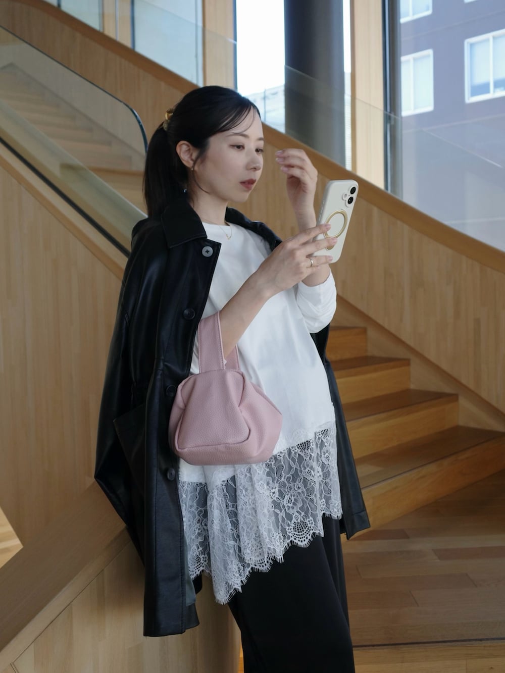 ホワイト系のTシャツ/カットソー、ピンク系のハンドバッグ、ブラック系のその他パンツを着用したレディースの春コーディネートの4枚目の写真