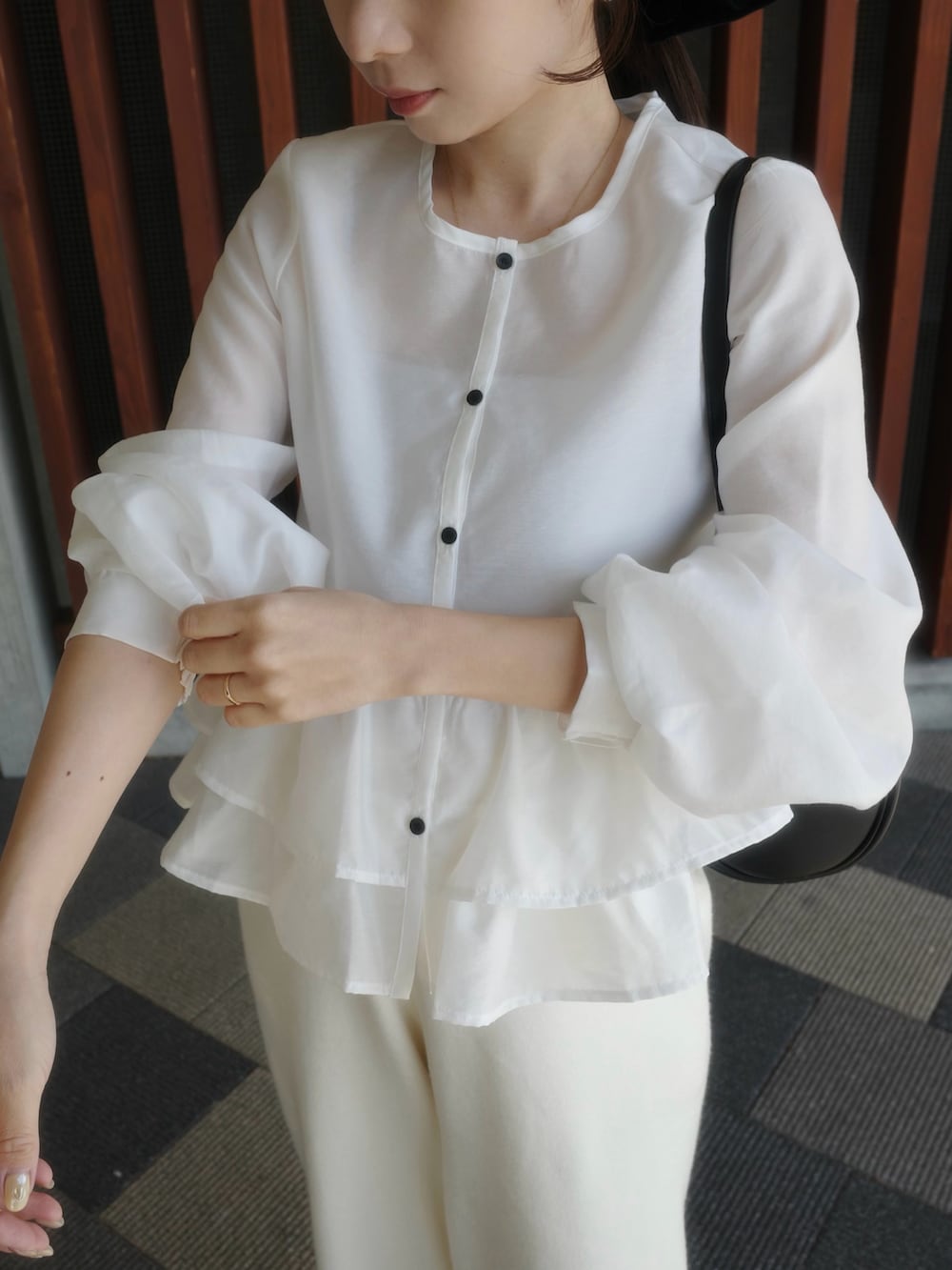 ホワイト系のその他パンツ、ホワイト系のシャツ/ブラウス、ブラック系のハンドバッグを着用したレディースの春コーディネートの3枚目の写真