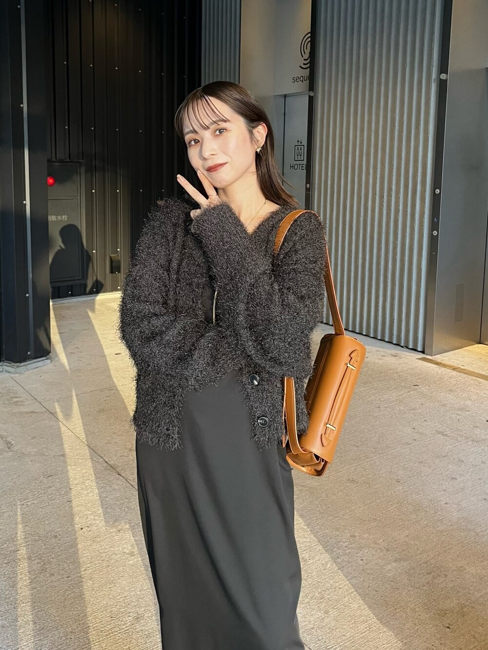 ブラック系のブーツ、グレー系のカーディガン/ボレロ、ブラック系のワンピースを着用したレディースの秋コーディネートの4枚目の写真