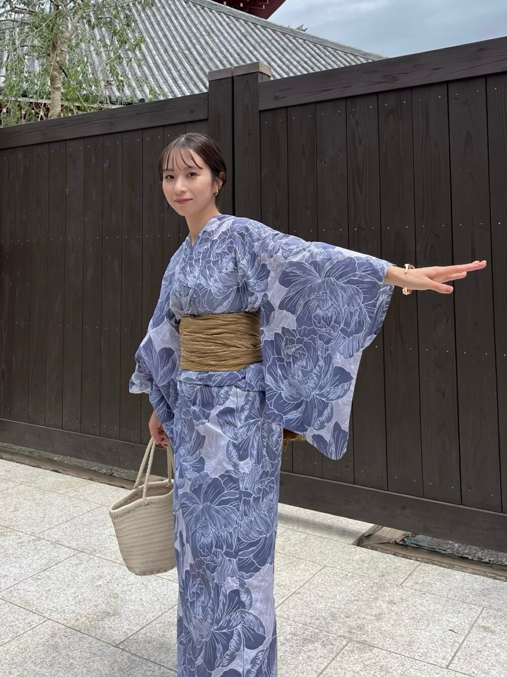 ブルー系の浴衣、ホワイト系のその他を着用したレディースの夏コーディネートの2枚目の写真