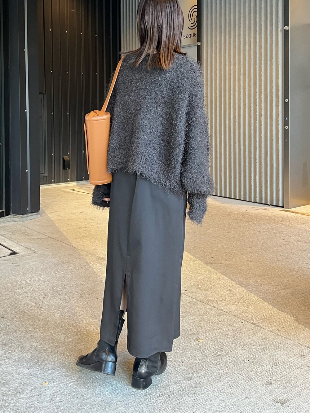 ブラック系のブーツ、グレー系のカーディガン/ボレロ、ブラック系のワンピースを着用したレディースの秋コーディネートの5枚目の写真