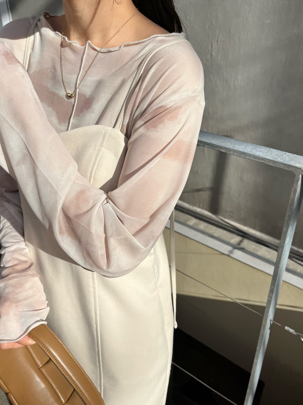 ホワイト系のTシャツ/カットソー、ホワイト系のワンピース、イエロー系のトートバッグを着用したレディースの冬コーディネートの5枚目の写真