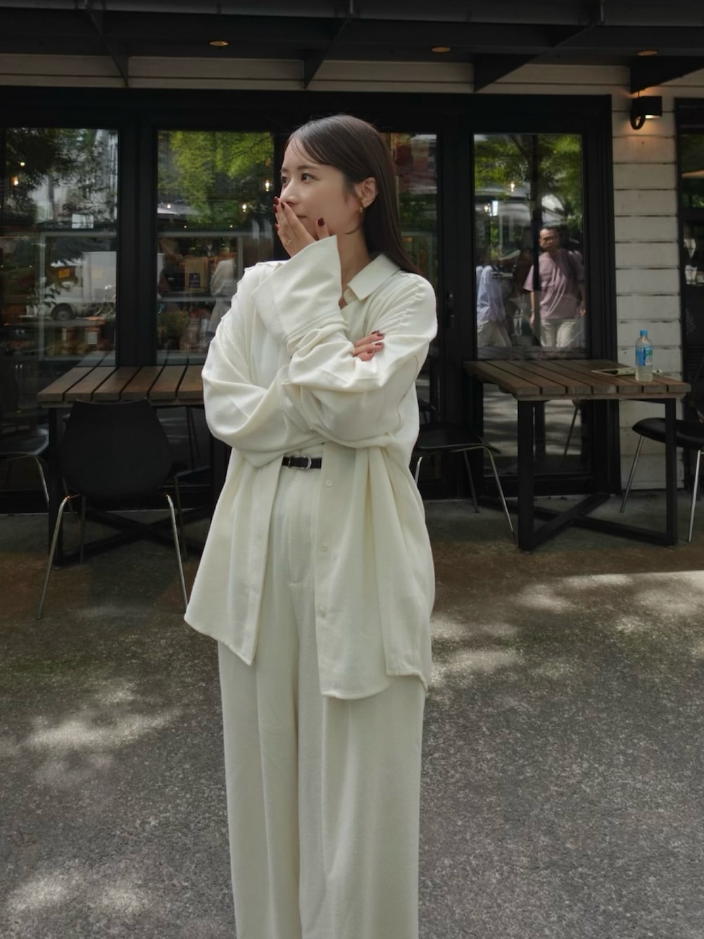 ホワイト系のシャツ/ブラウス、ホワイト系のその他パンツ、ブラウン系のショルダーバッグを着用したレディースの秋コーディネートの3枚目の写真