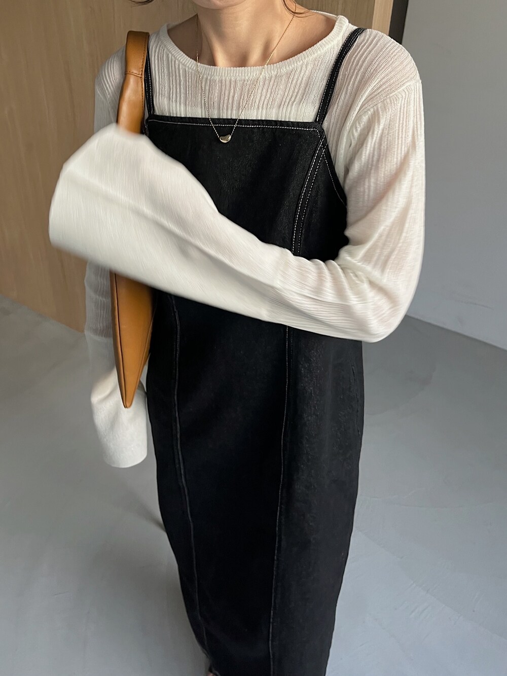 ブラック系のワンピース、ブラック系のデニムジャケット、ホワイト系のニット/セーターを着用したレディースの冬コーディネートの6枚目の写真