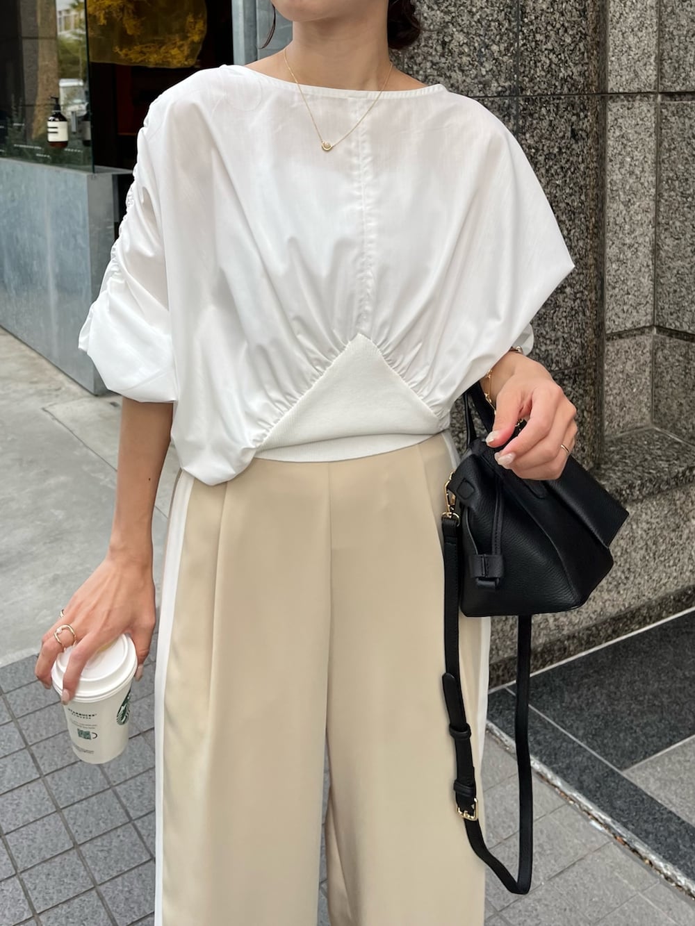 ベージュ系のその他パンツ、ホワイト系のシャツ/ブラウス、ブラック系のその他シューズを着用したレディースの春コーディネートの4枚目の写真