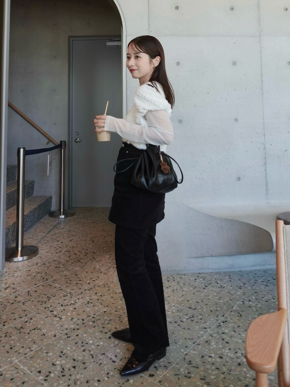 ブラック系のその他パンツ、ブラック系のスカート、ブラック系のショルダーバッグを着用したレディースの秋コーディネートの4枚目の写真