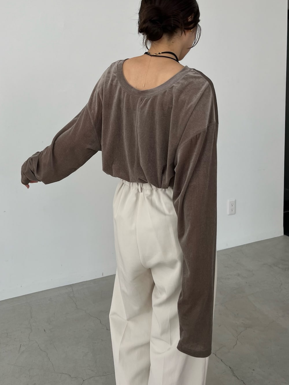 ホワイト系のその他パンツ、ベージュ系のTシャツ/カットソー、ブラック系のパンプスを着用したレディースの秋コーディネートの6枚目の写真