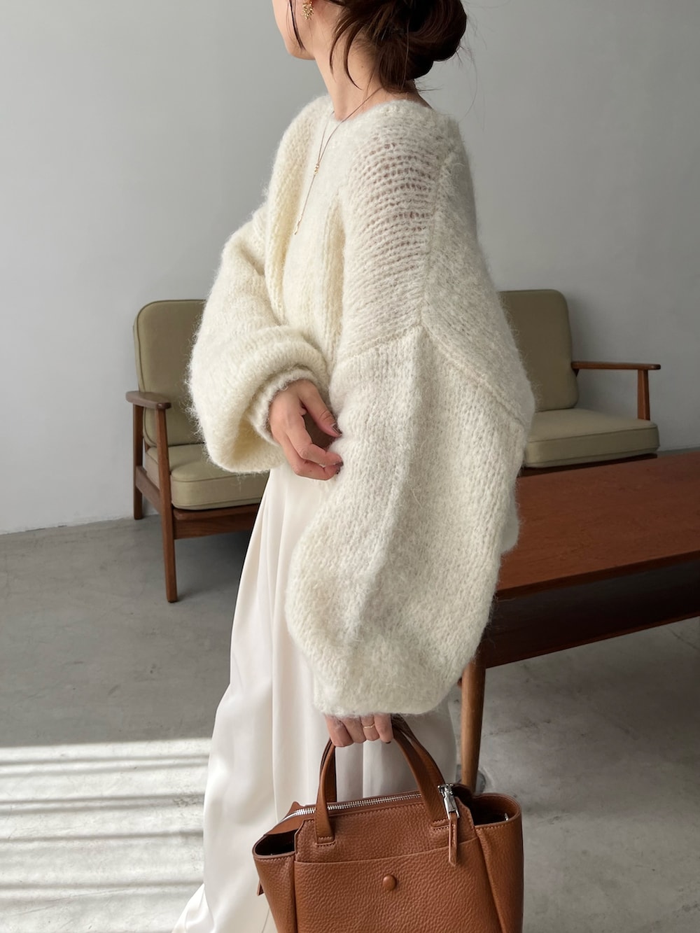 ホワイト系のその他パンツ、ホワイト系のニット/セーター、イエロー系のショルダーバッグを着用したレディースの秋コーディネートの2枚目の写真