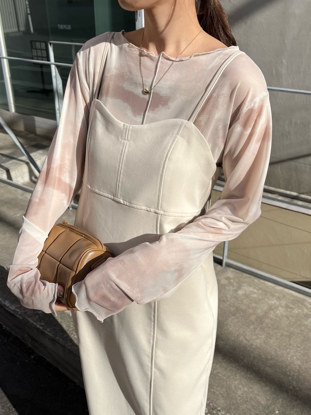 ホワイト系のTシャツ/カットソー、ホワイト系のワンピース、イエロー系のトートバッグを着用したレディースの冬コーディネートの4枚目の写真
