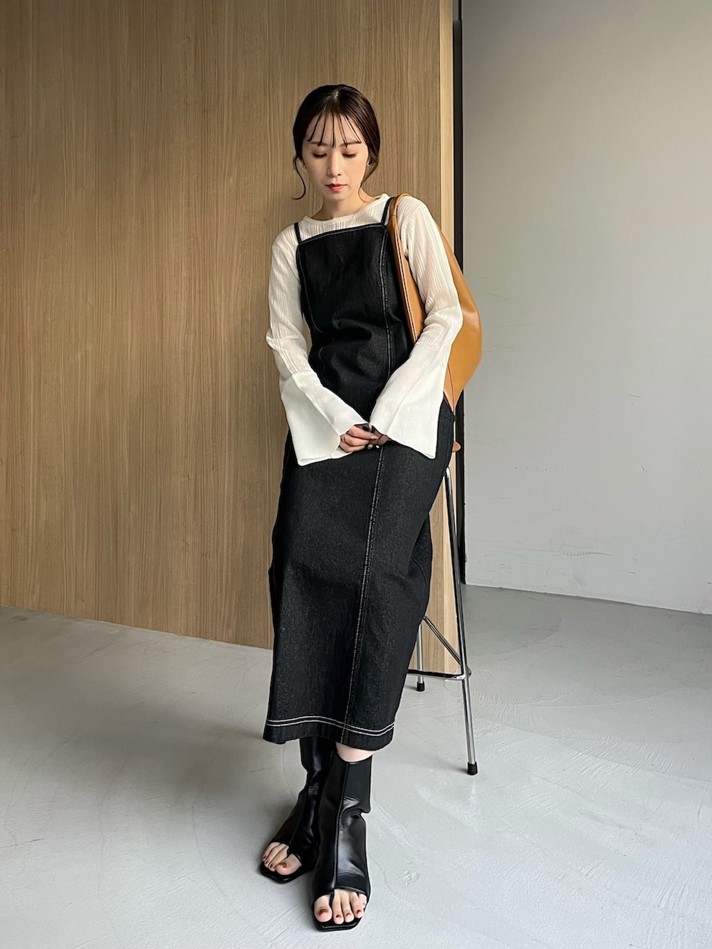 ブラック系のワンピース、ブラック系のデニムジャケット、ホワイト系のニット/セーターを着用したレディースの冬コーディネートの5枚目の写真