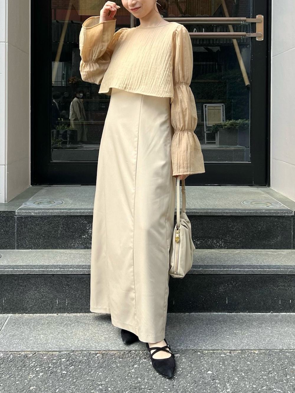 ベージュ系のワンピース、ベージュ系のショルダーバッグ、ホワイト系のその他を着用したレディースの春コーディネートの6枚目の写真