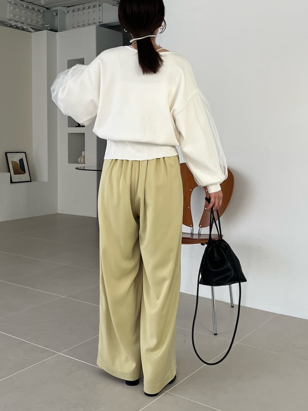 ホワイト系のカーディガン/ボレロ、グリーン系のその他パンツ、ブラック系のブーツを着用したレディースの冬コーディネートの3枚目の写真