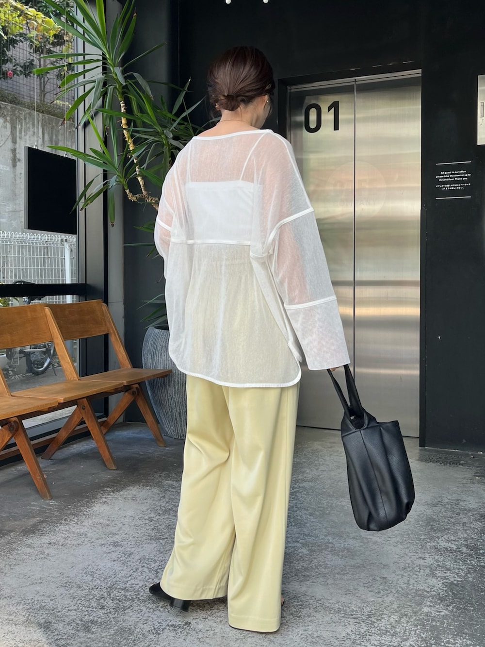 ホワイト系のTシャツ/カットソー、グリーン系のその他パンツ、ブラック系のハンドバッグを着用したレディースの冬コーディネートの3枚目の写真