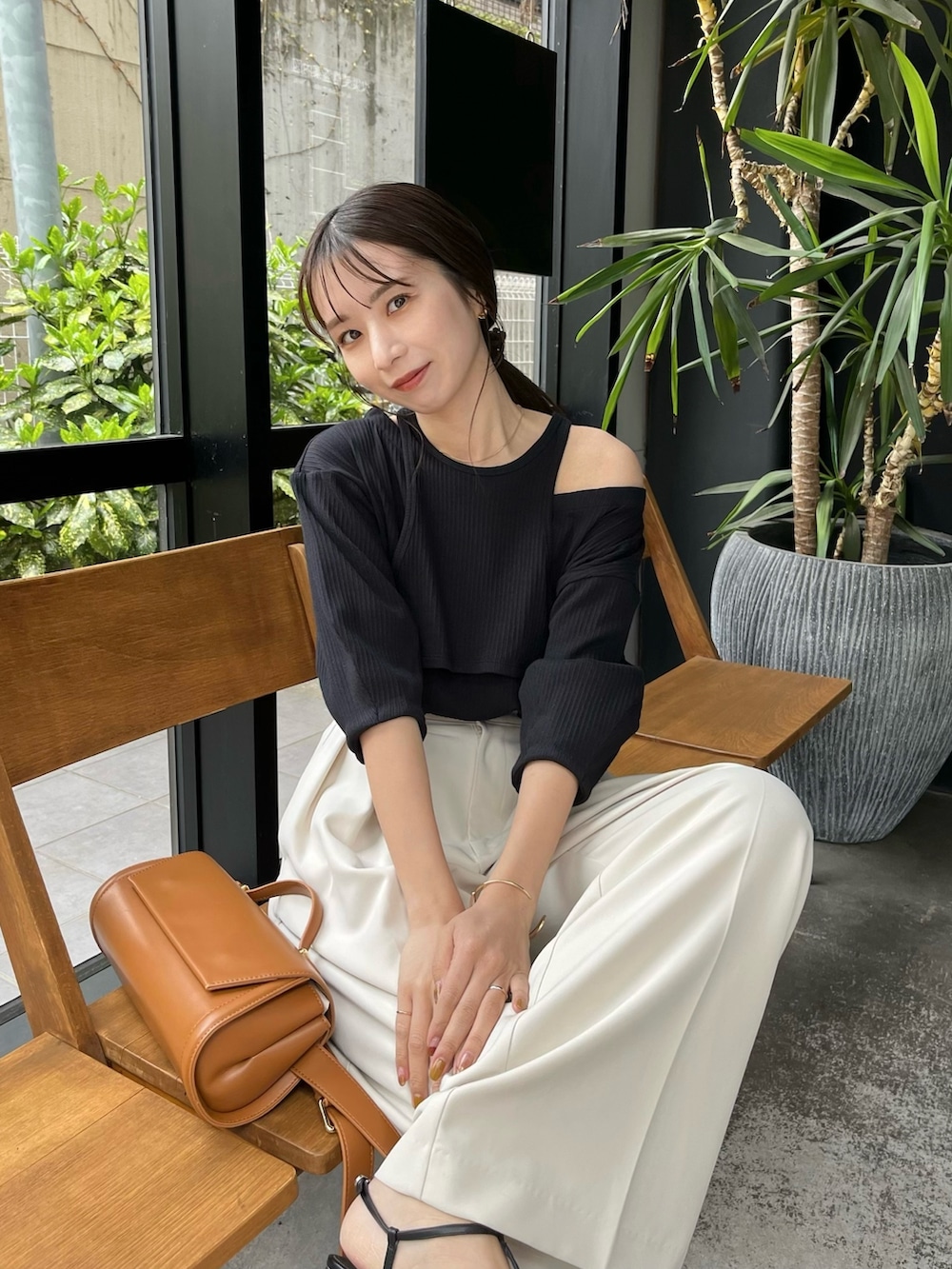 「モノトーン、お出かけコーデ、レイヤードスタイル、春夏コーデ、大人コーデ、骨格ウェーブ、ワイドパンツ、パンツスタイル、セットアイテム、モノトーンコーデ」｜「CAPRICIEUX LE'MAGEの2タックワイドパンツ（その他パンツ、ホワイト系）」を使った、shioさん（レディース・156cm）の春コーディネートの3枚目の写真