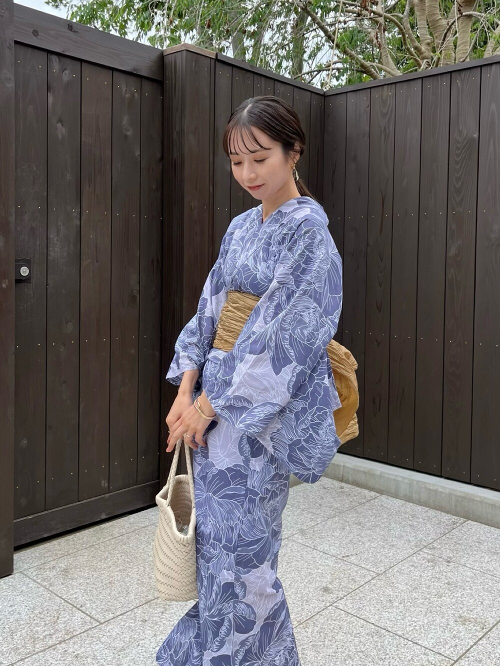 ブルー系の浴衣、ホワイト系のその他を着用したレディースの夏コーディネートの5枚目の写真