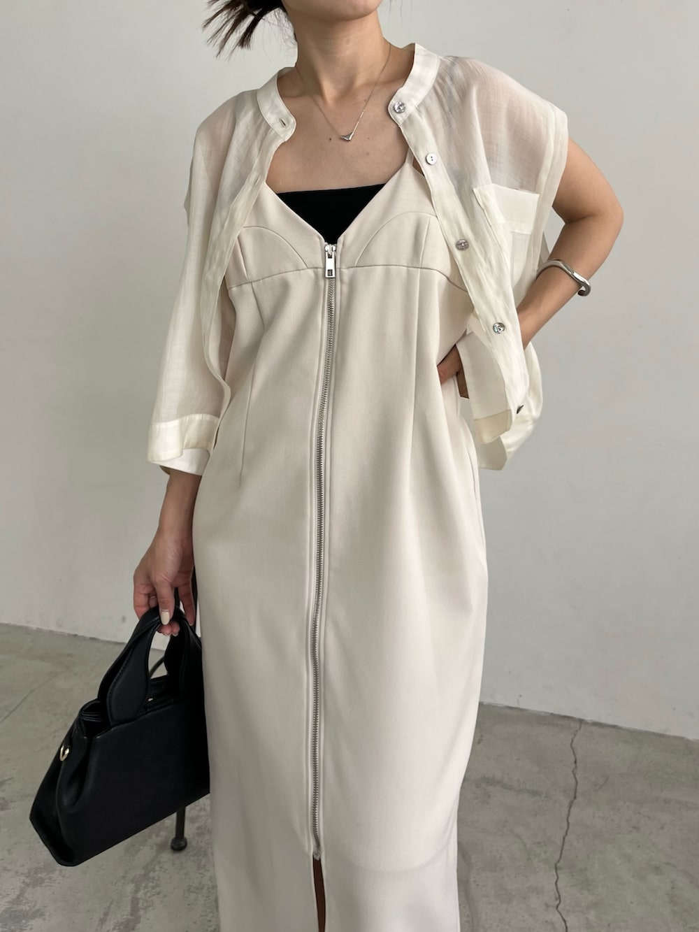 ホワイト系のワンピース、ホワイト系のシャツ/ブラウス、ブラック系のショルダーバッグを着用したレディースの夏コーディネートの4枚目の写真